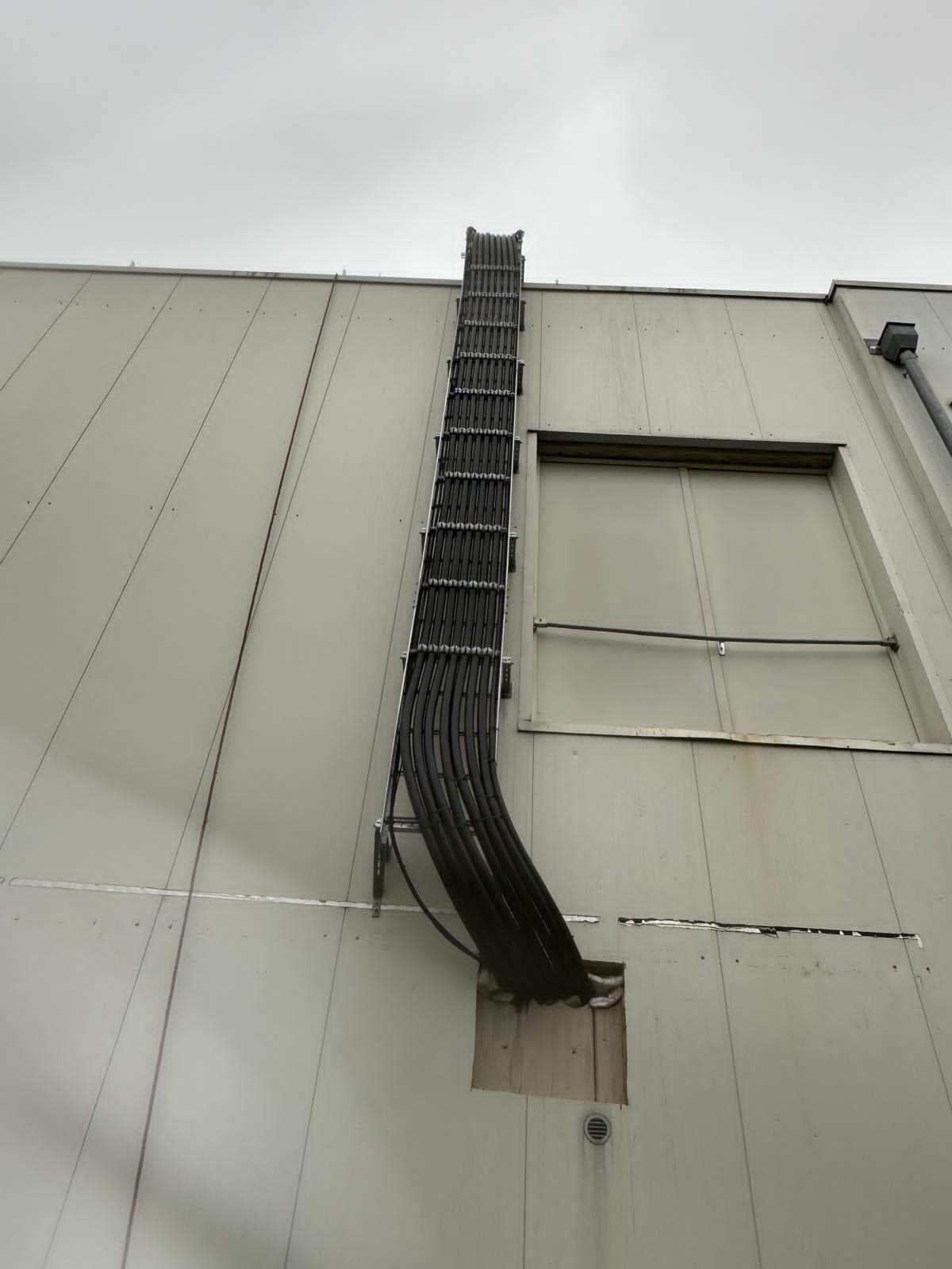 Kabelverlegung an Industrie-Außenfassade